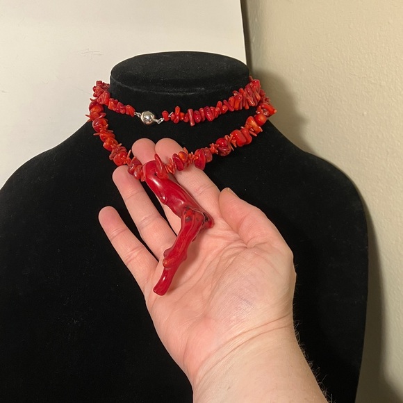 Real coral branch necklace,dyed red, mixed with undyed thin coral needles. - Picture 2 of 2